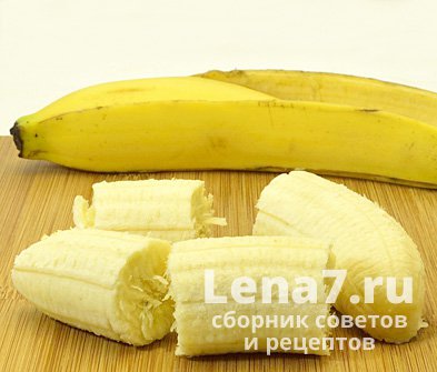 Очищенный и разломленный на части банан