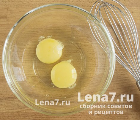 Два куриных яйца в миске