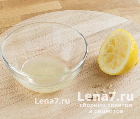 Выжитый лимонный сок с мякотью в миске