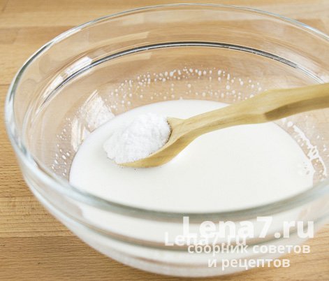 Теплое молоко в миске с сахаром