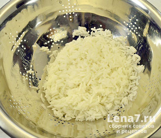 Готовый рис в дуршлаге, промытый холодной водой