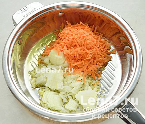 Лук, морковь и оливковое масло в сковороде