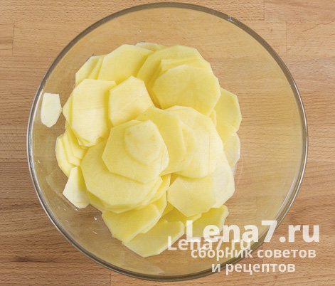 Промытый картофель в миске