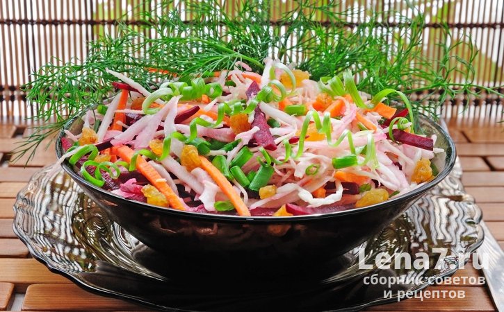 Необычный легкий салат со свежей свеклой, квашеной капустой и пряными травами
