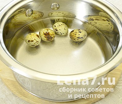 Перепелиные яйца в кастрюле с водой