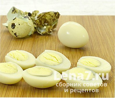Очищенные и разрезанные пополам вареные перепелиные яйца