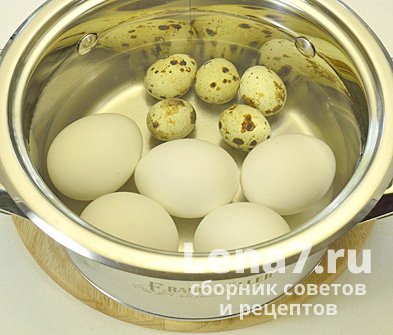 Куриные и перепелиные яйца в кастрюле с водой