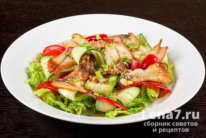 Азиатский салат с пекинской капустой, копченым угрем и свежими овощами