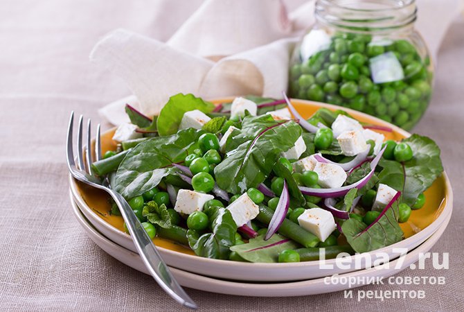 Легкий салат из стручковой фасоли с молодым сыром, горошком и зеленью
