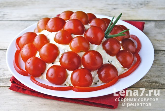 Салат «Красная шапочка» с помидорами и курицей