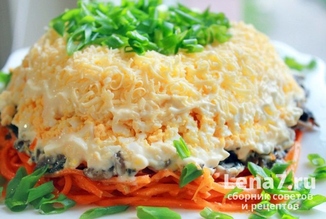 Салат «Лисичка» с морковью по-корейски и грибами