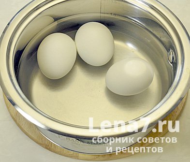 Куриные яйца в кастрюле с водой