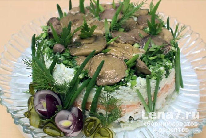 Салат «Полянка» с копченой курицей и маслятами