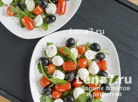 Салат с черри, моцареллой и рукколой