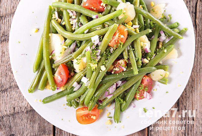 Легкий салат со стручковой фасолью, сухариками и овощами