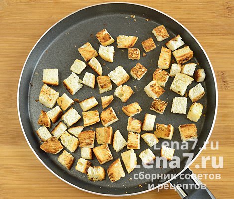 Обжаренные кубики хлеба в сковороде