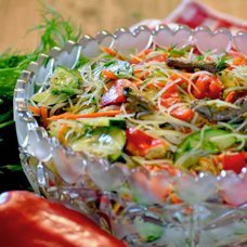 Салат с фунчозой и мясом: рецепты
