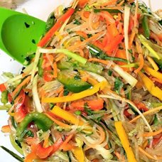 Салат с фунчозой и овощами: рецепты