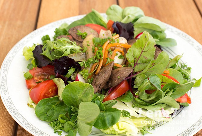 Салат с отварной печенью и свежими овощами
