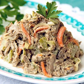 Салат с говяжьей печенью, луком и морковью: рецепты