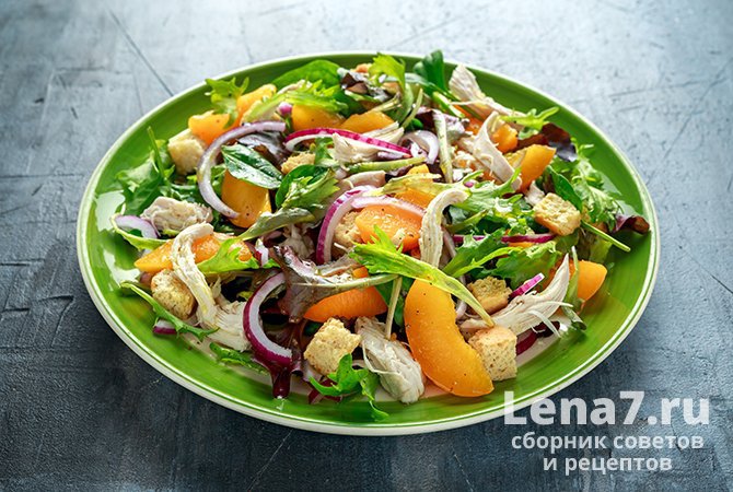 Легкий салат с курицей, сухариками, красным луком и персиками