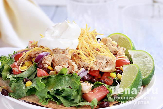 Мексиканский салат с фасолью, кукурузой, овощами и курицей