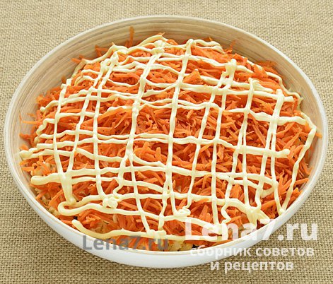 Четвертый слой в салатнице: морковь с майонезом