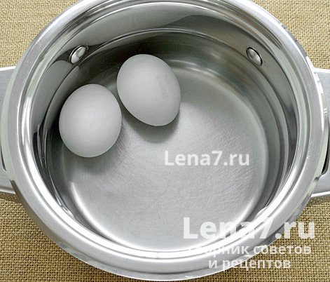 Яйца в кастрюле приготовленные для варки