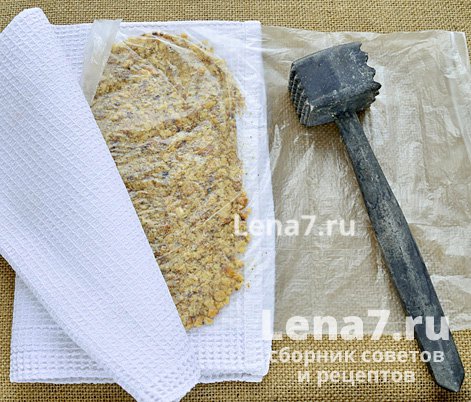 Грецкие орехи, измельченные с помощью кухонного молотка