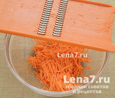 Очищенная и протертая морковь