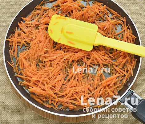 Морковь на сковороде