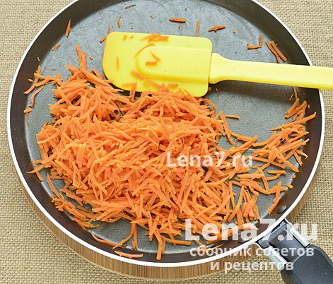 Готовая морковь на сковороде