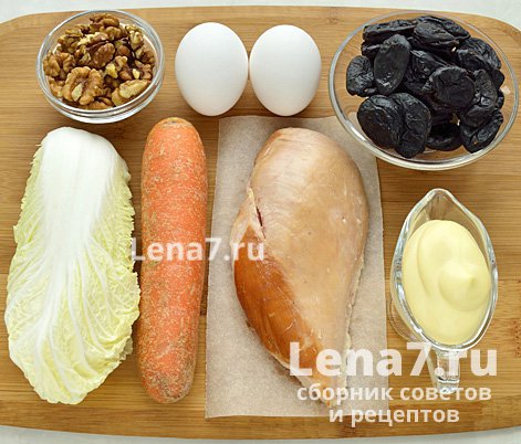 Ингредиенты салата с копченой курицей и черносливом