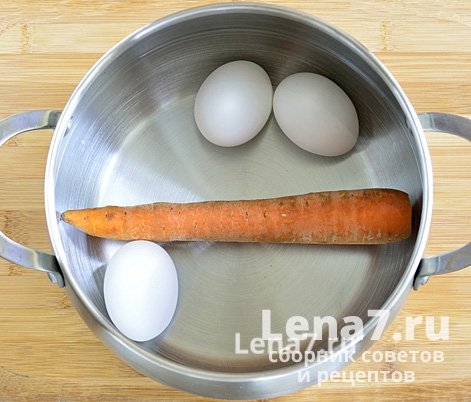 Яйца и морковь в кастрюле с водой