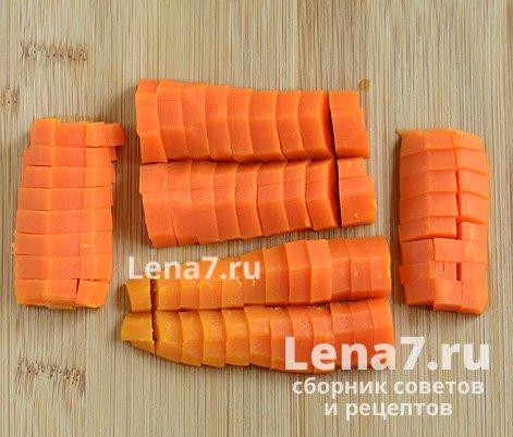 Очищенная и нарезанная кубиками морковь