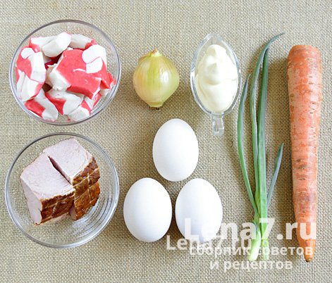 Ингредиенты для приготовления салата с крабовым мясом и карбонадом