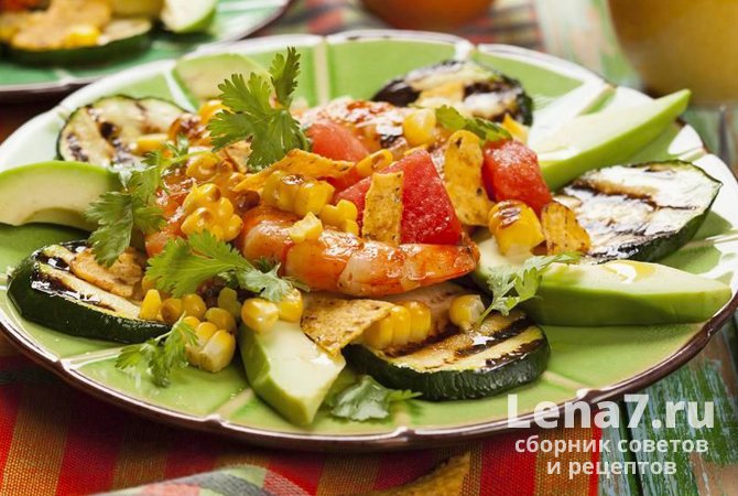 Мексиканский салат с креветками, авокадо, овощами-гриль и чипсами начос