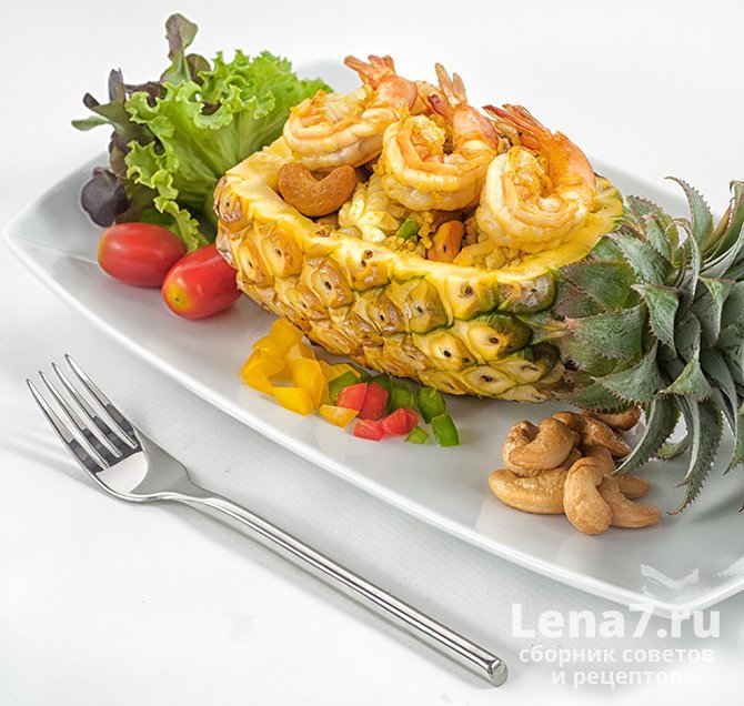 Праздничный салат с курицей, рисом и овощами в ананасовых «лодочках»