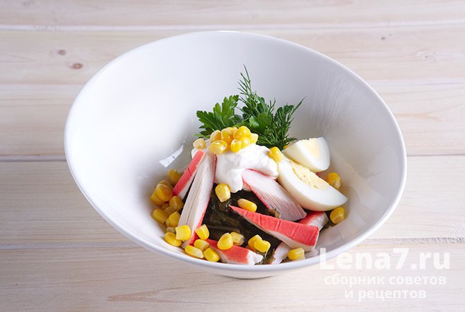 Диетический салат с морской капустой, яйцом и крабовыми палочками