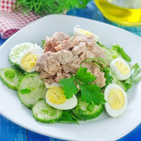 Салат с печенью трески, огурцом и яйцом: рецепты