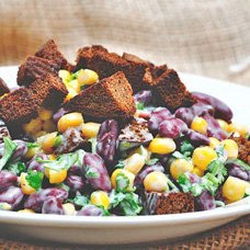 Салат с сухариками, кукурузой и фасолью: рецепты