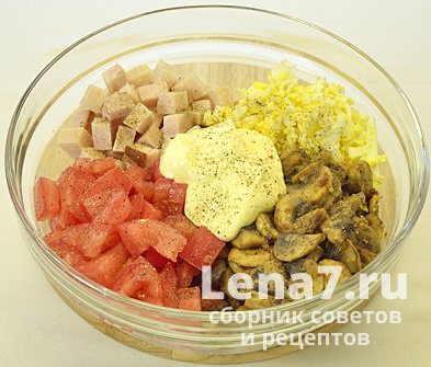 Подготовленные ингредиенты салата в миске с майонезом и приправами