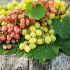 Как правильно хранить виноград и виноградные листья в домашних условиях