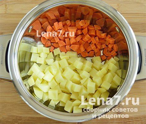 Картофель и морковь в кастрюле