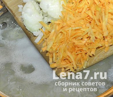 Добавление лука и моркови в кастрюлю