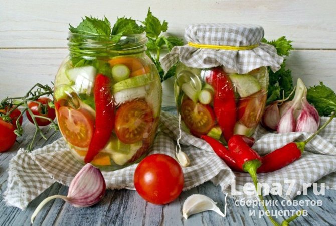 Салат из маринованных огурцов и помидоров с овощами и мятой