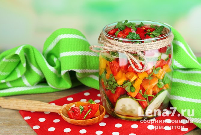 Помидоры прекрасно сочетаются с большинством овощей и бобовых, поэтому используются во многих рецептах зимних салатов