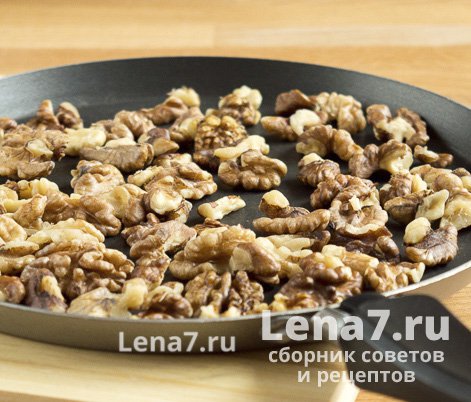 Обжаренные грецкие орехи в сковороде