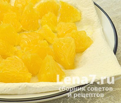Порезанный апельсин на бумажном полотенце
