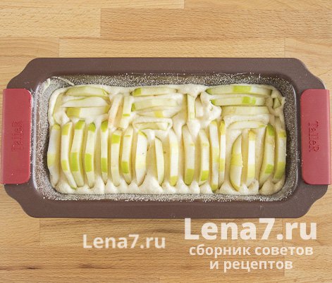 Вторая половина подготовленных яблок, выложенная в форму на тесто